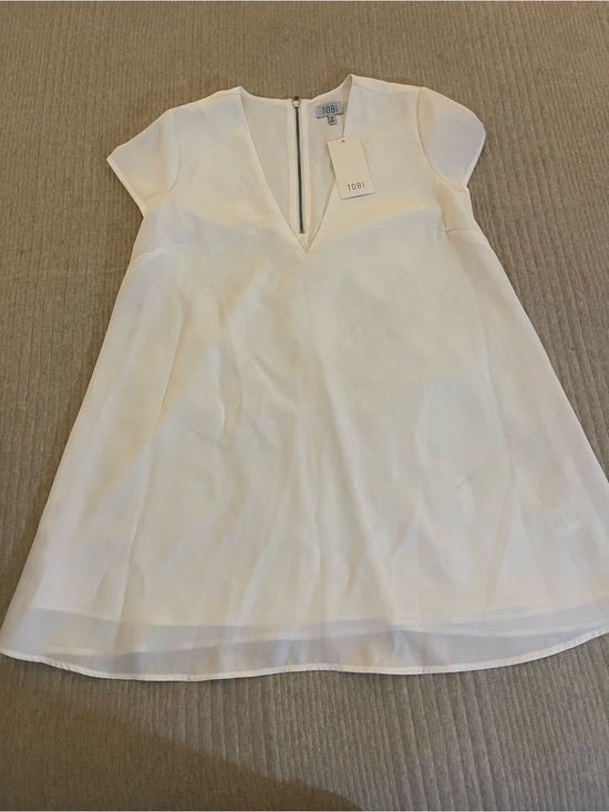 Tobi Dresses & Skirts - Tobi Women's White Polyester V-Neck Short Sleeve Knee Length Shift Dress Size S
